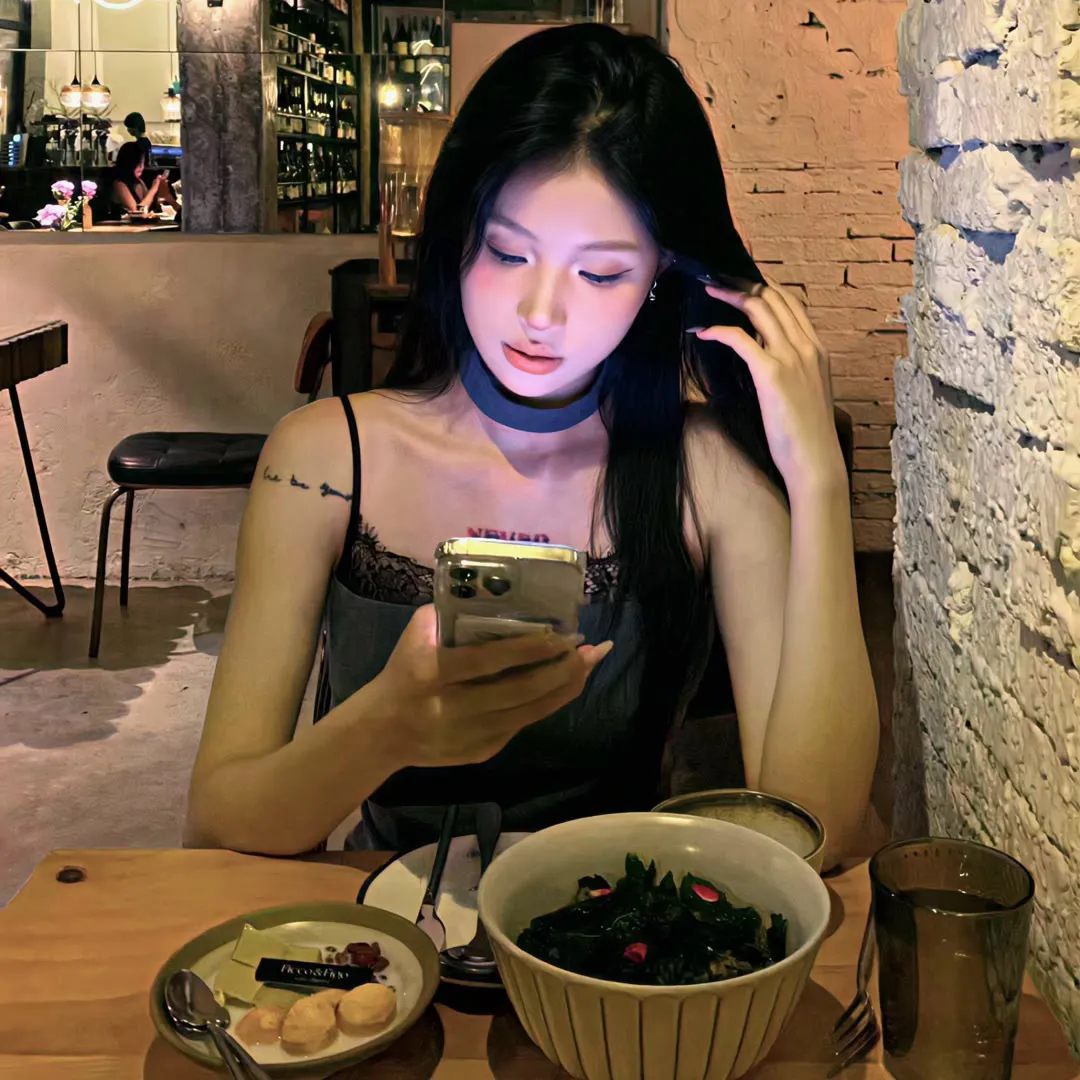 举杯畅饮的姐姐们